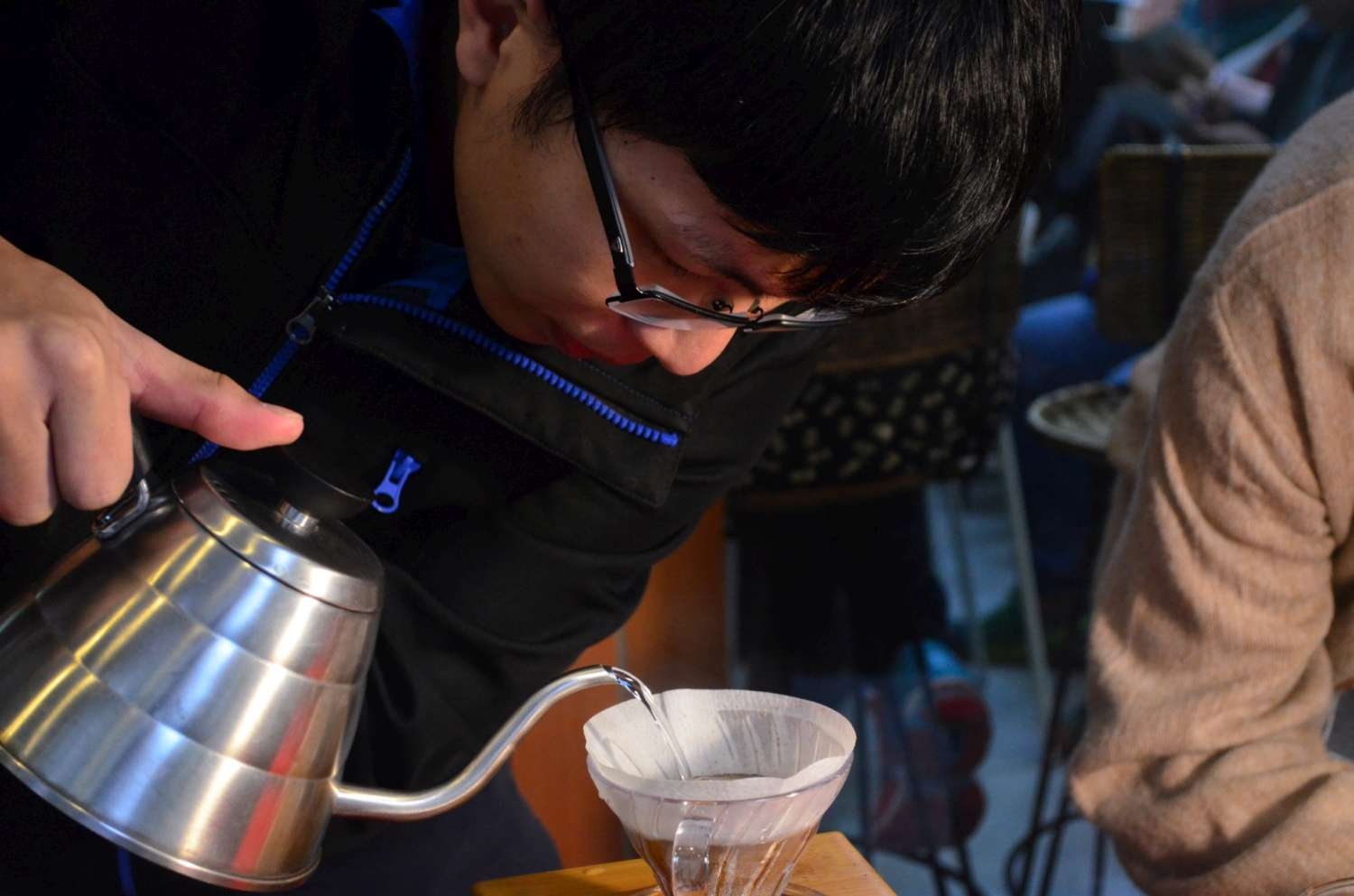 林長彥同學示範手沖雪燼咖啡。