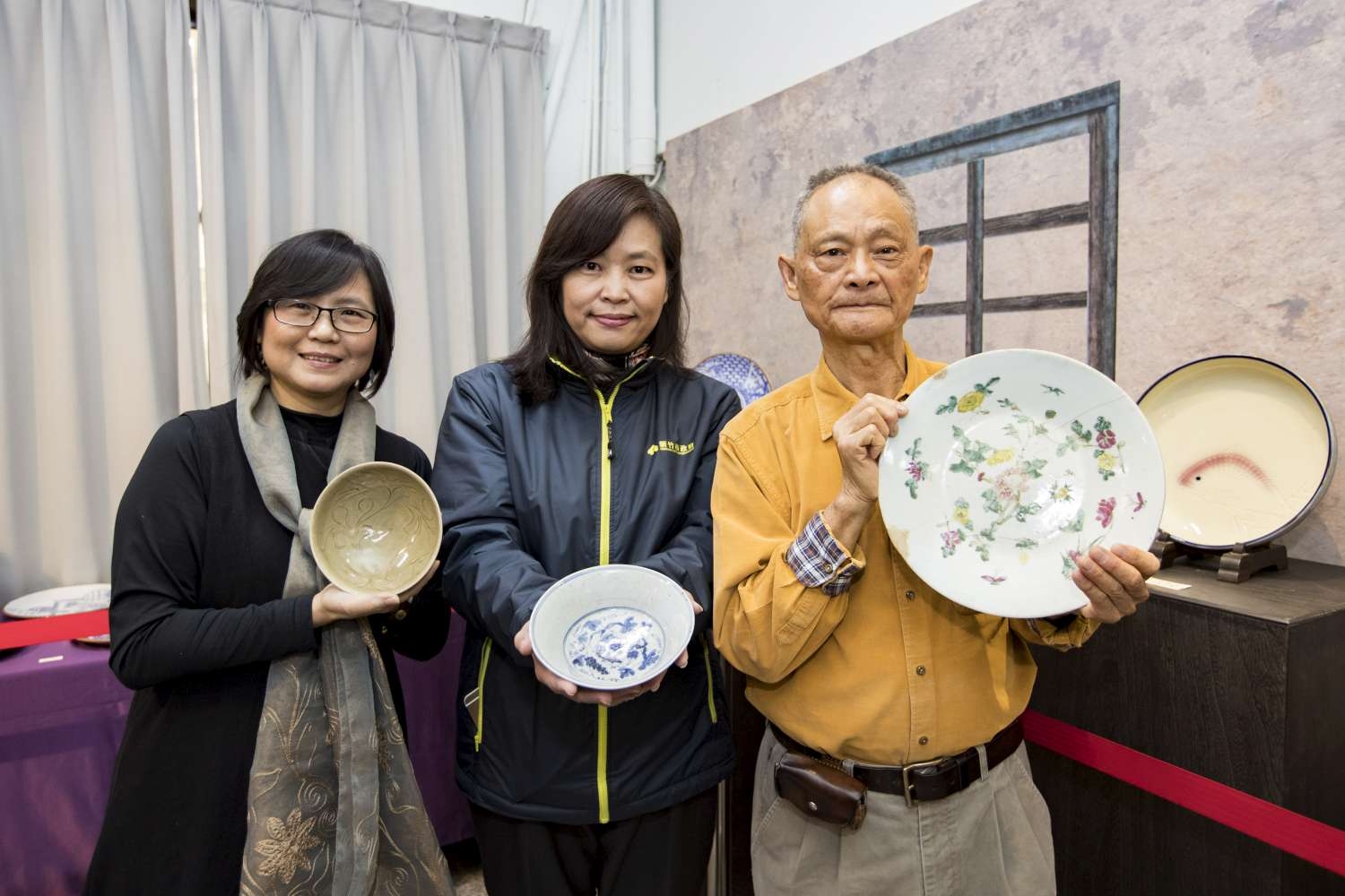 陳老師翠萍(策展人)、沈副市長、黃國津收藏家分享餐瓷故事。|