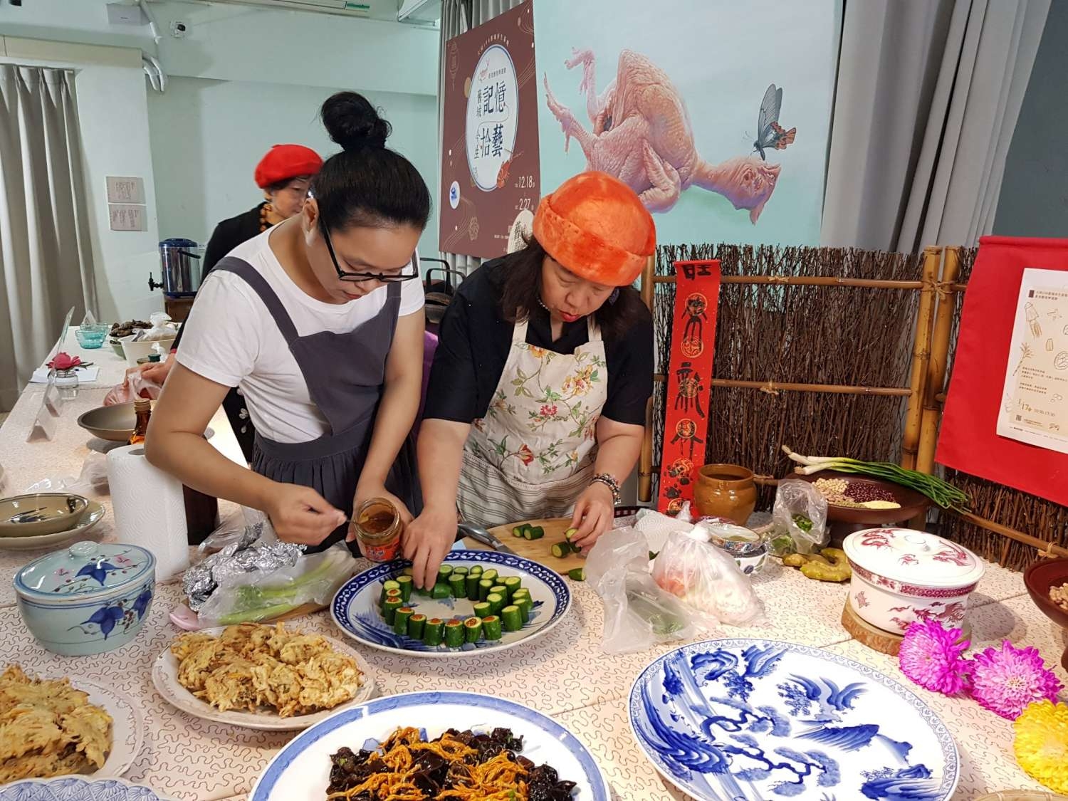 左:蔡雅琍老師和右:林貞端老師(邱明琴女士家中的大管家)準備食材