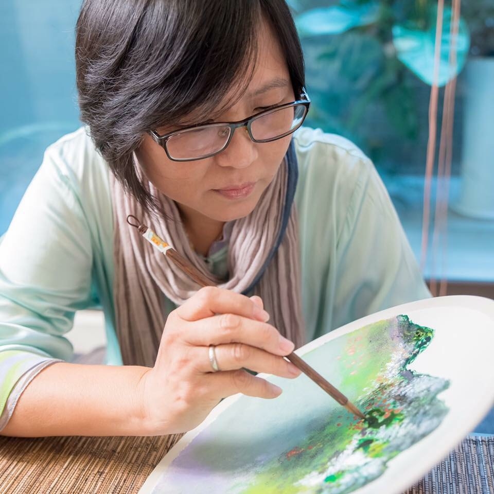  陳翠萍老師示範繪製瓷盤。