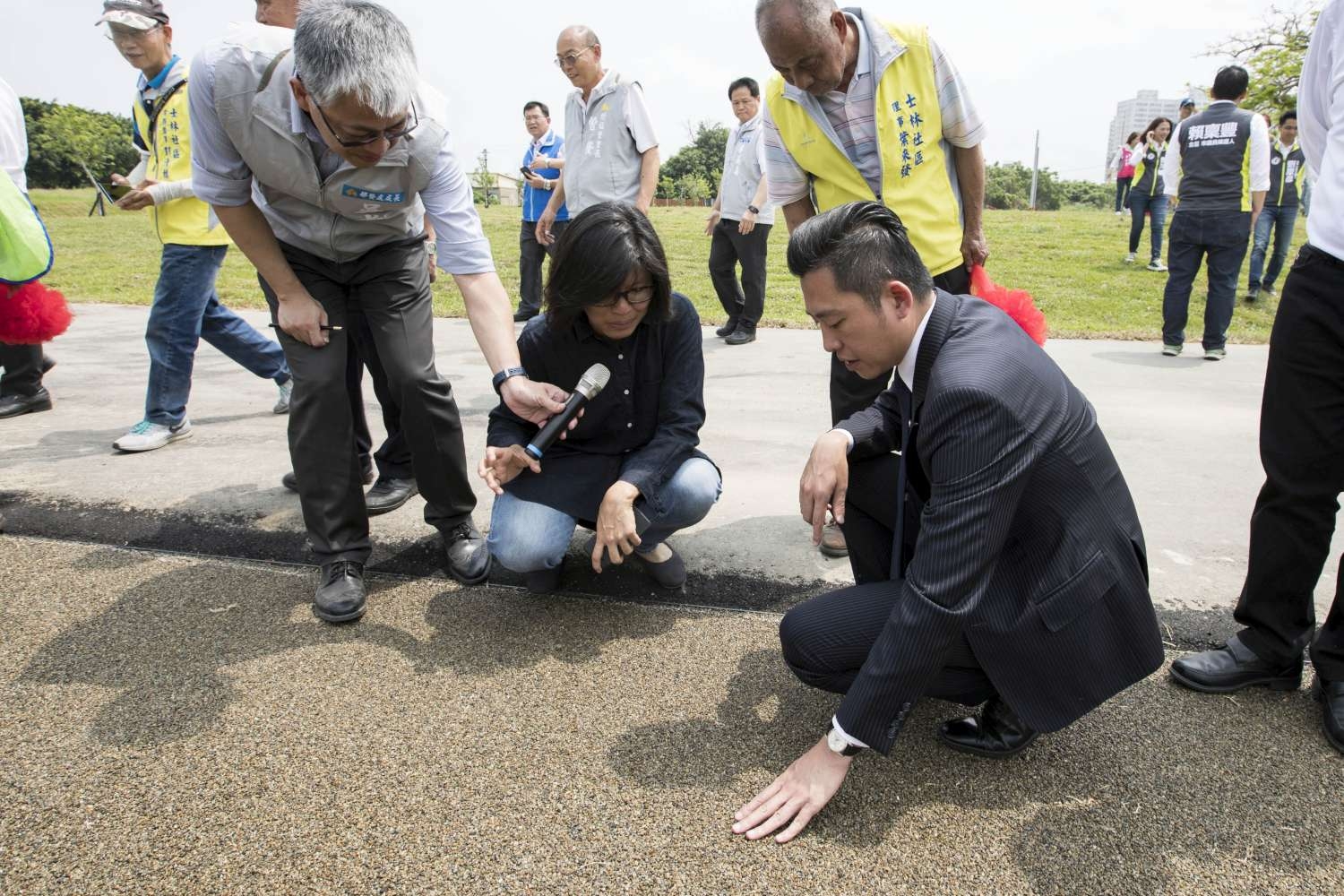 林智堅市長檢視生態人行步道品質