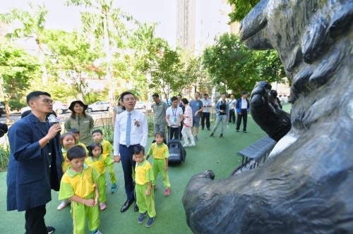林智堅市長與幼兒園孩子漫步隆恩圳欣賞動物雕塑