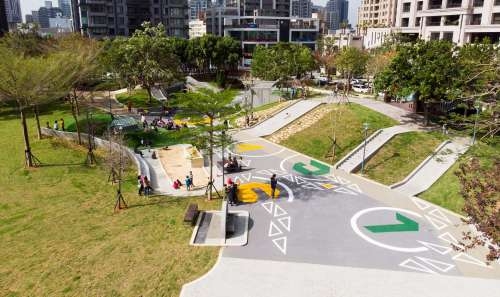關新公園打造地景式共融遊憩區。