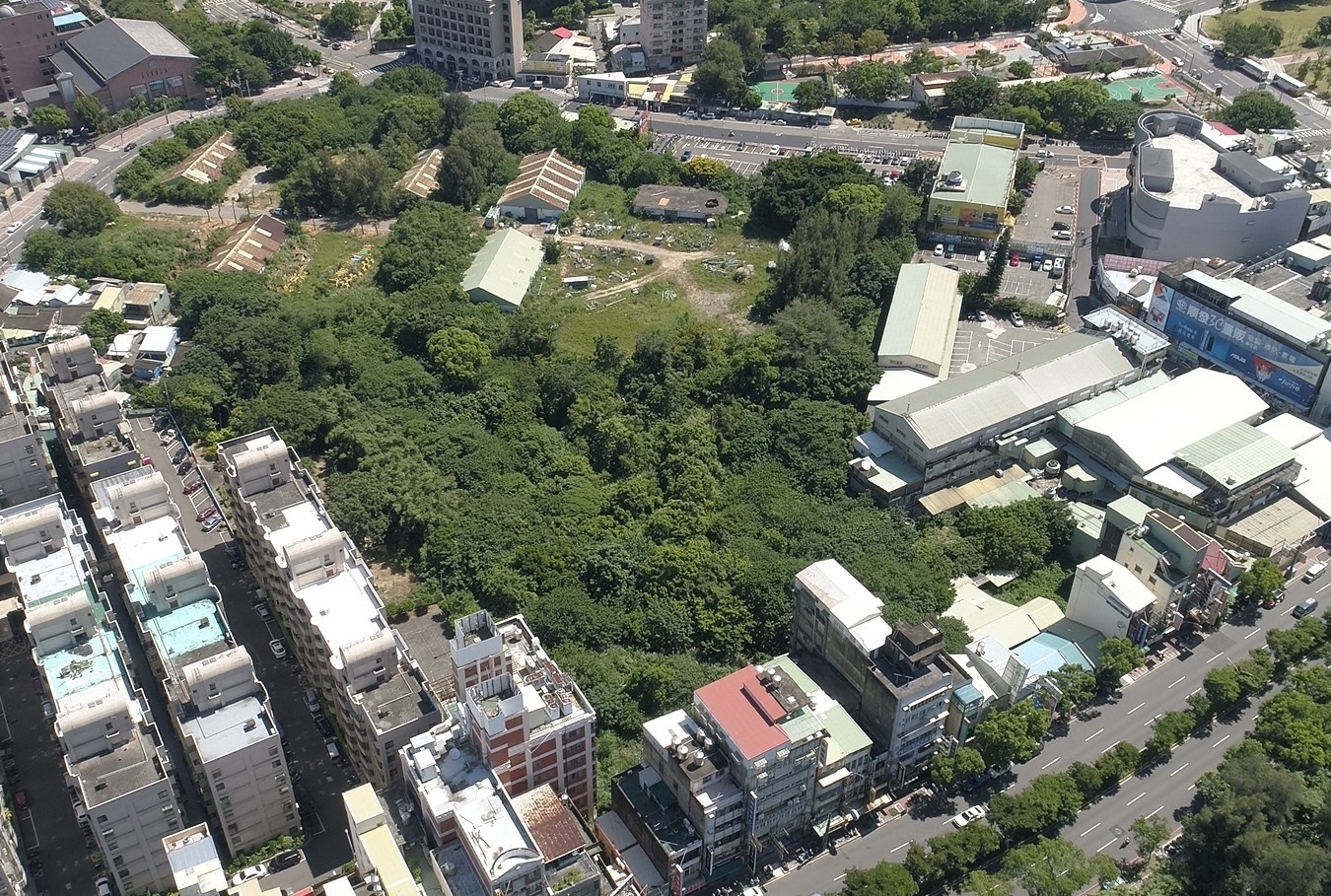 「新竹市建功高中南側更新地區都更計畫」商業區南側（設定地上權區）空拍照。