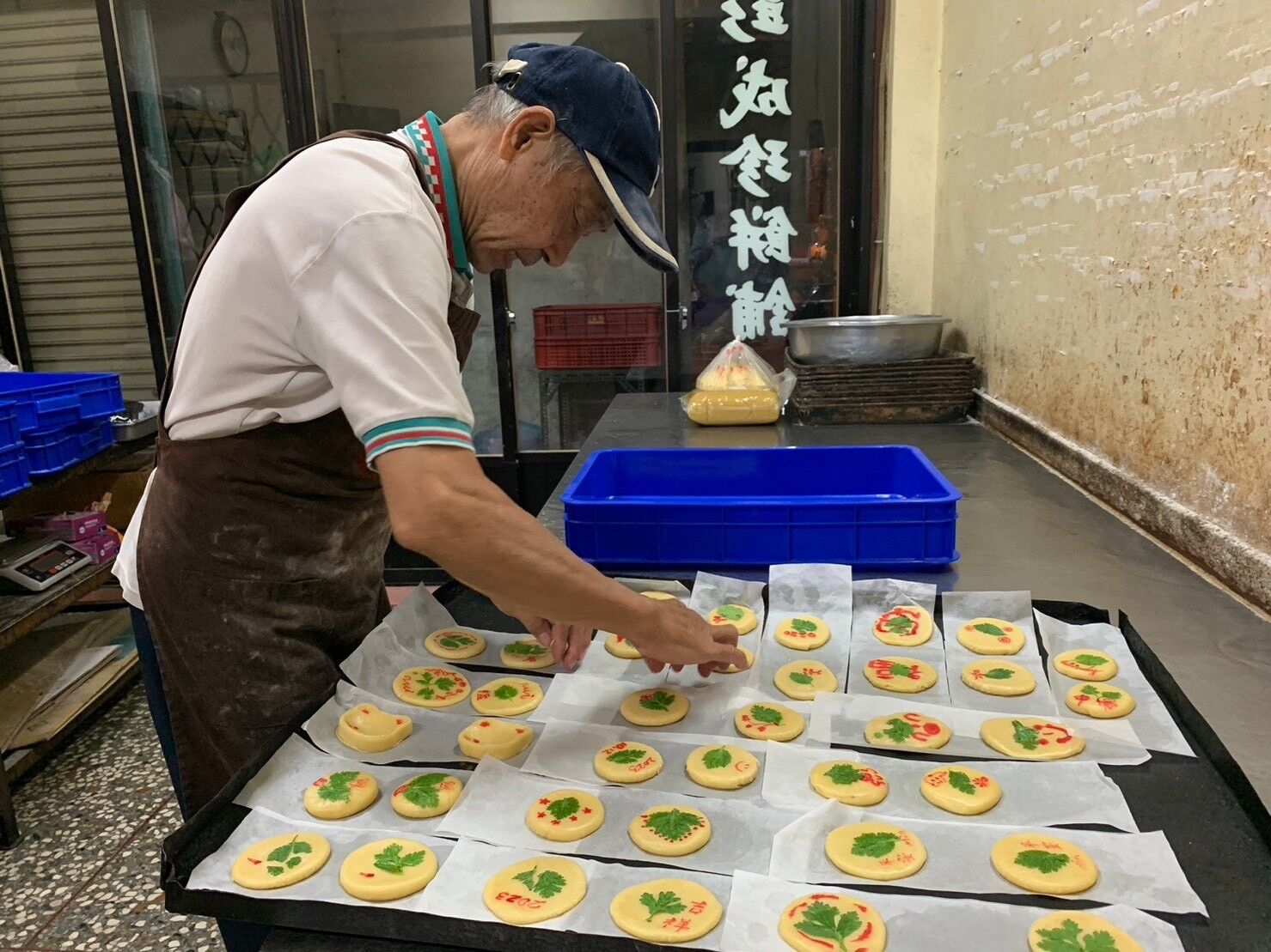 「食漢餅」場次，彭成珍餅舖師傅細心地確認民眾製作的新竹椪餅