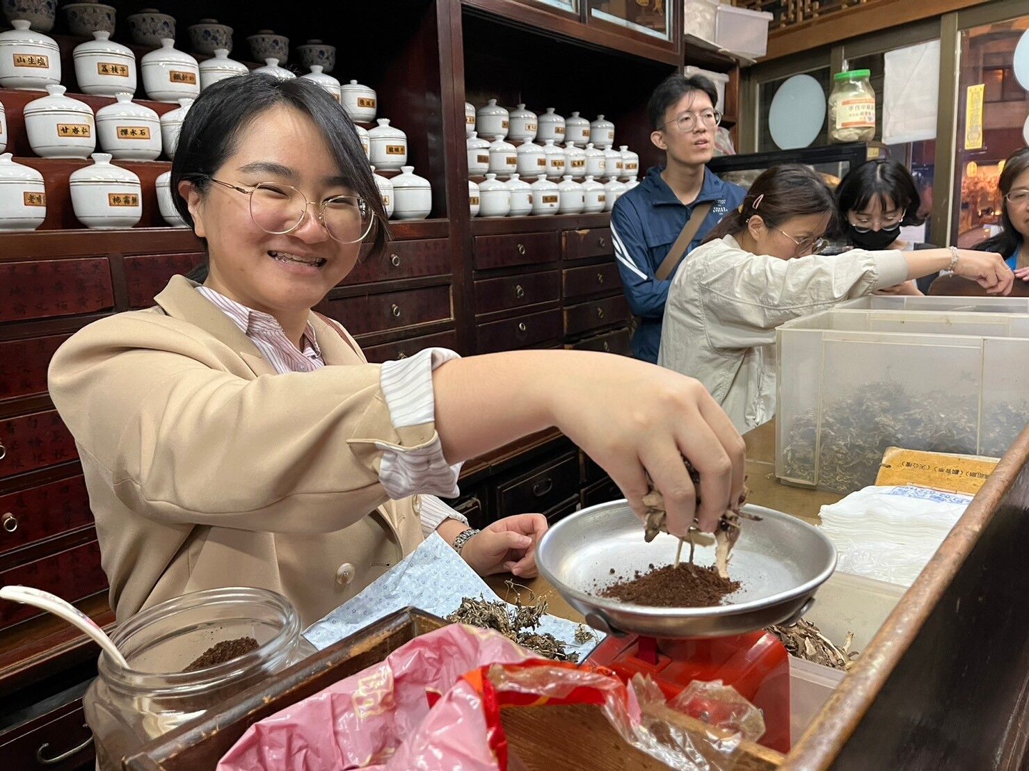 「求藥籤」場次，民眾在鴻安堂藥房秤量藥材製作驅蚊包。